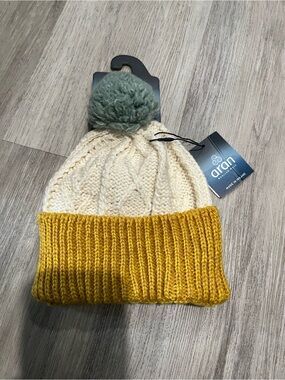 Kids Aran Woolen Mills Beanie hat. NWT. One Size (3-9 yrs) 100% Merino wool.